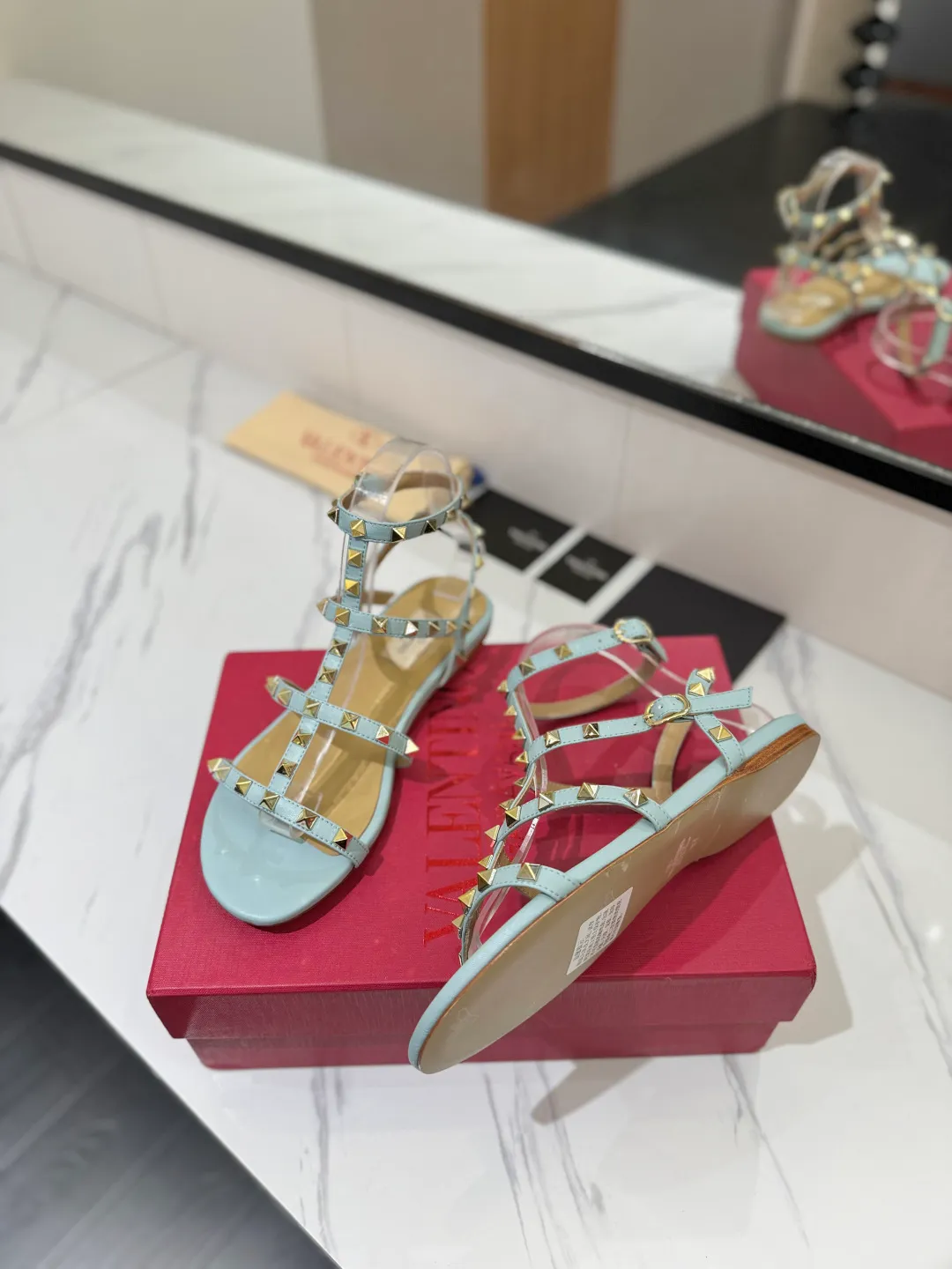 👟👟Ex-factory price 520👟👟 Valentino/Valentino rivet VT classic ankle-wrap rivet sandals, timeless 🆕 deeply rooted in people's hearts❤️A must-have item that never goes out of style🫰top replica! The side curves are perfect, the original molded custom-made rust-free rivets, and the textured hardware bring out a full sense of high-end, giving you a genuine foot feel! The first choice for high-end customers❤️ [Material] Upper: Original imported customized cowhide Inner lining: Original imported goatskin Outsole: Imported pearlescent leather outsole Code number: 35-39 [34, 40, 41, 42 are custom-made and cannot be returned or exchanged]